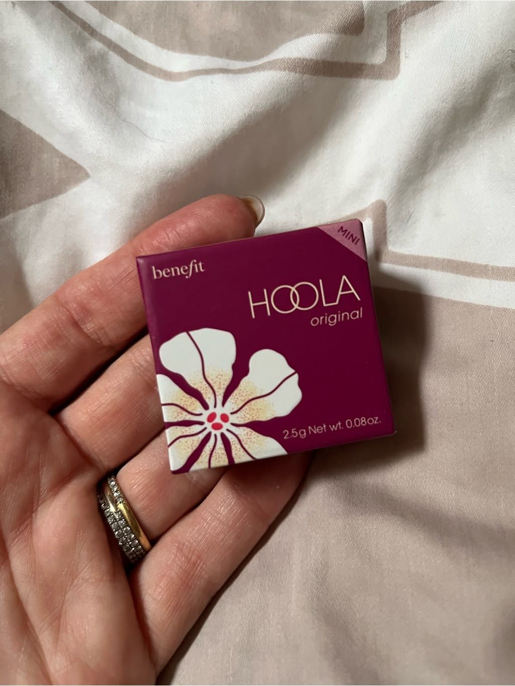BENEFIT HOOLA